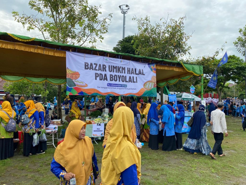 Perayaan Milad ke-113 Muhammadiyah di Alun-Alun Kidul Boyolali pada Sabtu, 22 November, berlangsung meriah dan penuh makna. Acara puncak kali ini sukses dimagneti oleh gelaran Bazar UMKM Produk Halal Aisyiyah, sebuah inisiatif nyata yang bertujuan menggerakkan roda ekonomi perempuan lokal yang mengusung tagline dari umat untuk pesyarikatan.