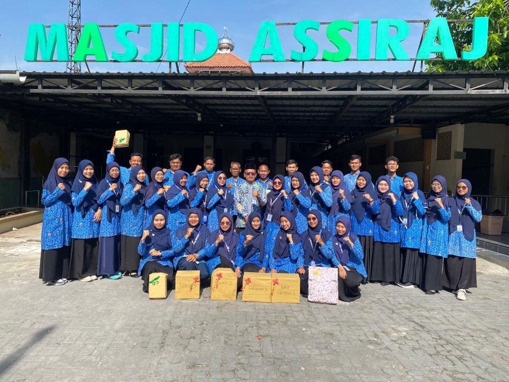 SD Muhammadiyah PK Banyudono menyelenggarakan peringatan Hari Guru dengan penuh khidmat melalui Upacara “Hadiah BaktiMU Guru” yang digelar di halaman sekolah pada Selasa, (25/11/2025).