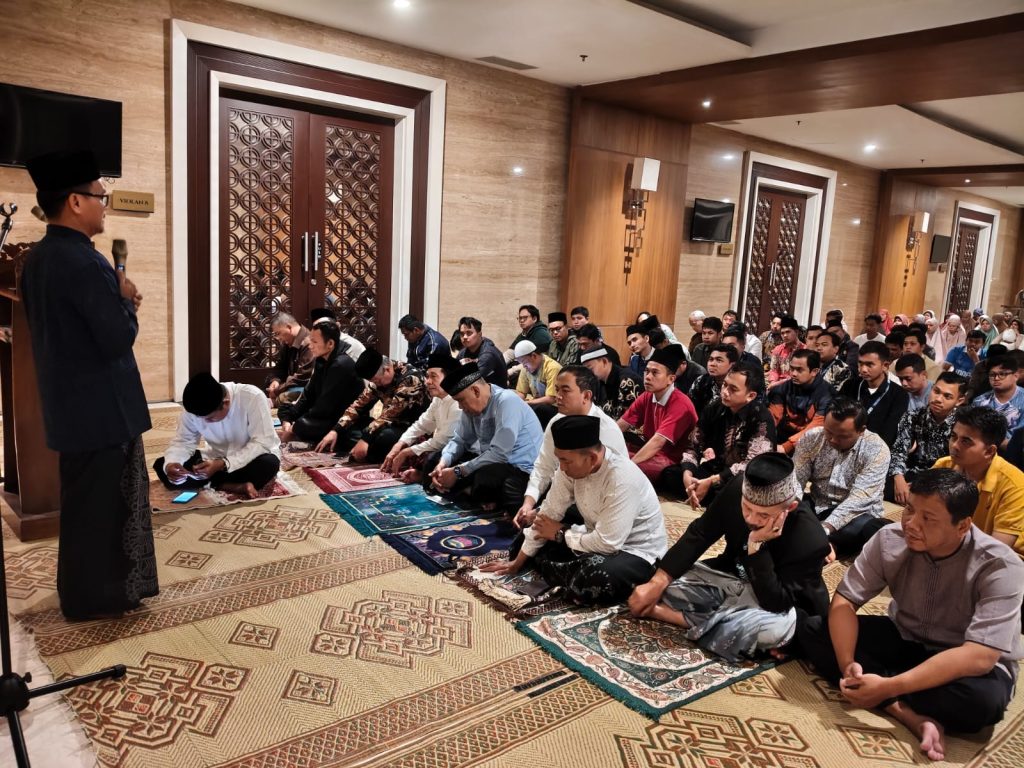 Suasana pagi di Hotel Mercure Solo Baru terasa hangat dan penuh makna ketika seluruh peserta Bimbingan Teknis (Bimtek) Pembelajaran Mendalam Koding dan Kecerdasan Artifisial Region Jawa Tengah 3 mengikuti kegiatan Pesan Subuh yang disampaikan Ustaz Pujiono, Fasilitator TOT Pembelajaran Mendalam Majelis Dikdasmen PP Muhammadiyah.