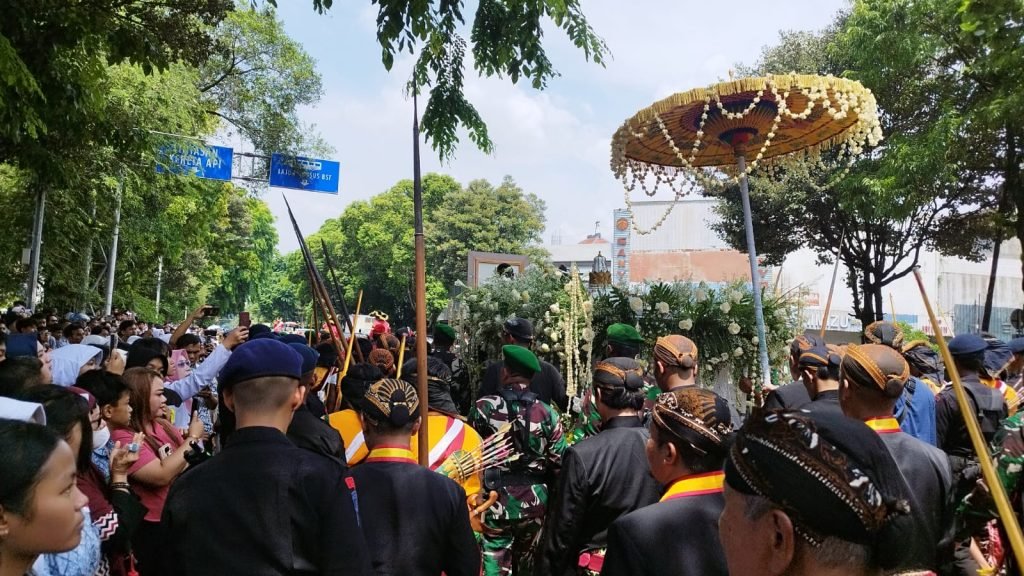 Ratusan Siswa SD Muhammadiyah 1 Solo Beri Penghormatan Terakhir pada PB XIII