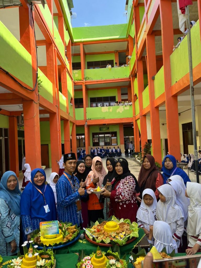 Memperingati Hari Guru Nasional 2025, SD Muhammadiyah 14 Danukusuman Solo mengangkat tema "Guru Hebat, Indonesia Kuat" sebagai bentuk apresiasi terhadap para pendidik yang telah berkontribusi dalam membangun generasi bangsa.