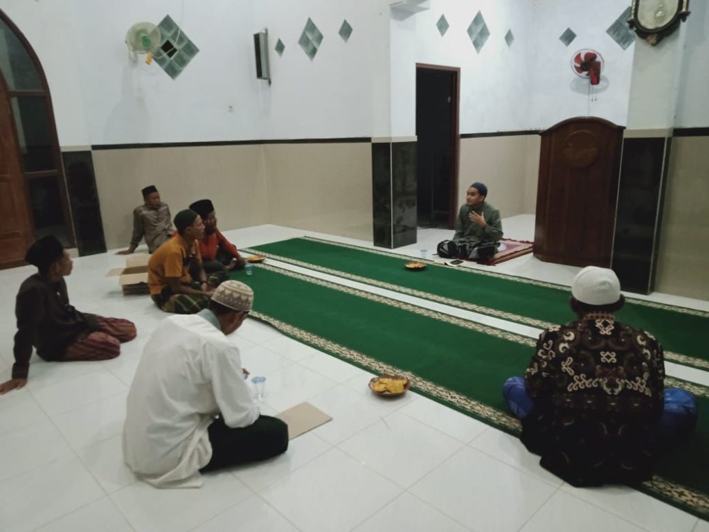 Pengajian Rutin, Mahasantri Pondok Shabran UMS Dampingi Warga Turan Amis Kalimantan Tengah