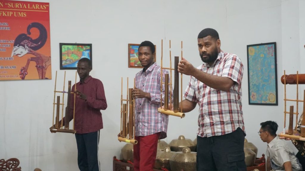 LPMB Ajak Mahasiswa Internasional Eksplor Gamelan dan Angklung Bersama PGSD UMS