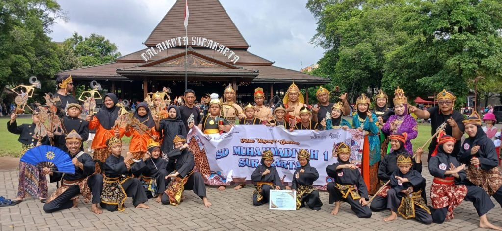 Peringati Hari Wayang dan Gamelan, SD Muhammadiyah 1 Solo Tampilkan Fragmen Karna Tanding