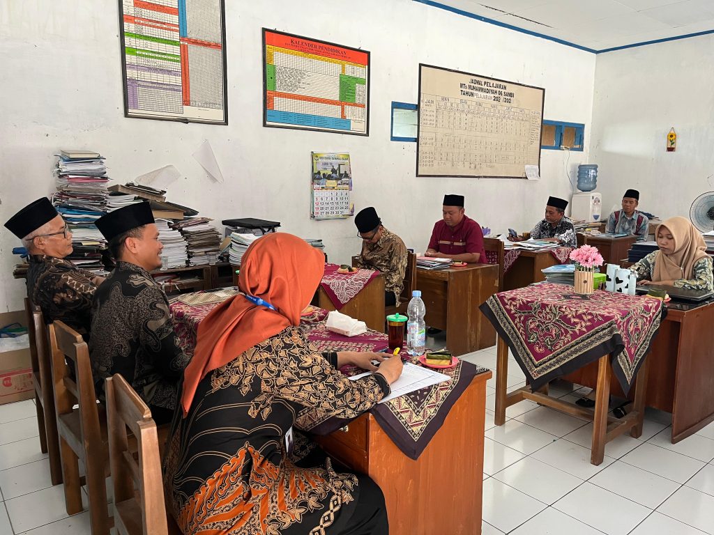 Menjadi Guru Sejati, Pujiono Motivasi Guru MIM dan MTS Muhammadiyah Demangan Sambi