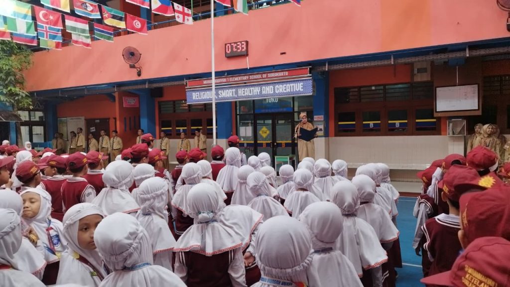 Meneladan Pahlawan, SD Muhammadiyah 1 Solo Gelar Upacara Bendera