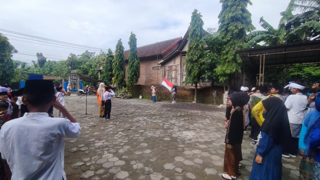 SD Muhammadiyah PK Sambi menyelenggarakan upacara bendera memperingati Hari Pahlawan Nasional di halaman sekolah, Senin (10/11/2025). Kegiatan ini mengusung tema “Pahlawanku Teladanku” sebagai bentuk penghormatan dan refleksi atas jasa para pahlawan bangsa.