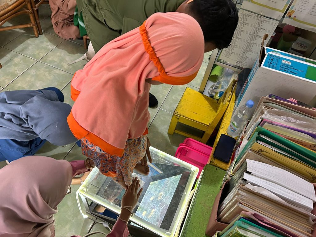 Dosen Fisioterapi Universitas Muhammadiyah Surakarta (UMS) tengah mengembangkan sebuah prototipe alat ukur arkus kaki anak. Melalui program hibah Prototipe Kemdikbudristek serta dukungan Lembaga Riset dan Inovasi UMS, Adnan Faris Naufal, mengembangkan prototipenya.