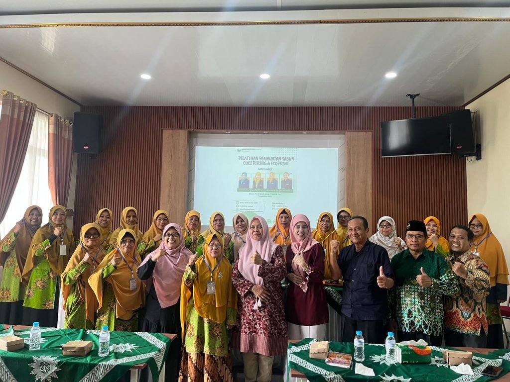 Tim Pengabdian Masyarakat Program Studi Teknik Kimia, Fakultas Teknik (FT) Universitas Muhammadiyah Surakarta (UMS), berkolaborasi bersama Pimpinan Cabang Muhammadiyah (PCM) dan Pimpinan Cabang Aisyiyah (PCA) Kebakkramat dalam melaksanakan program pelatihan pembuatan sabun cuci piring dan ecoprint.