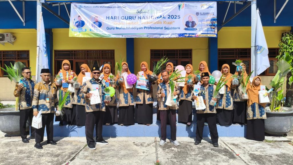 MTs Muhammadiyah Solo Rayakan Hari Guru dengan Berbagi Tanaman