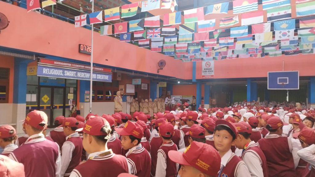 SD Muhammadiyah 1 Ketelan Solo menggelar upacara bendera sambil kenalkan sejarah sekolah, Senin (3/11/2025). Kegiatan itu dalam rangka menyambut Milad ke-113 Muhammadiyah.