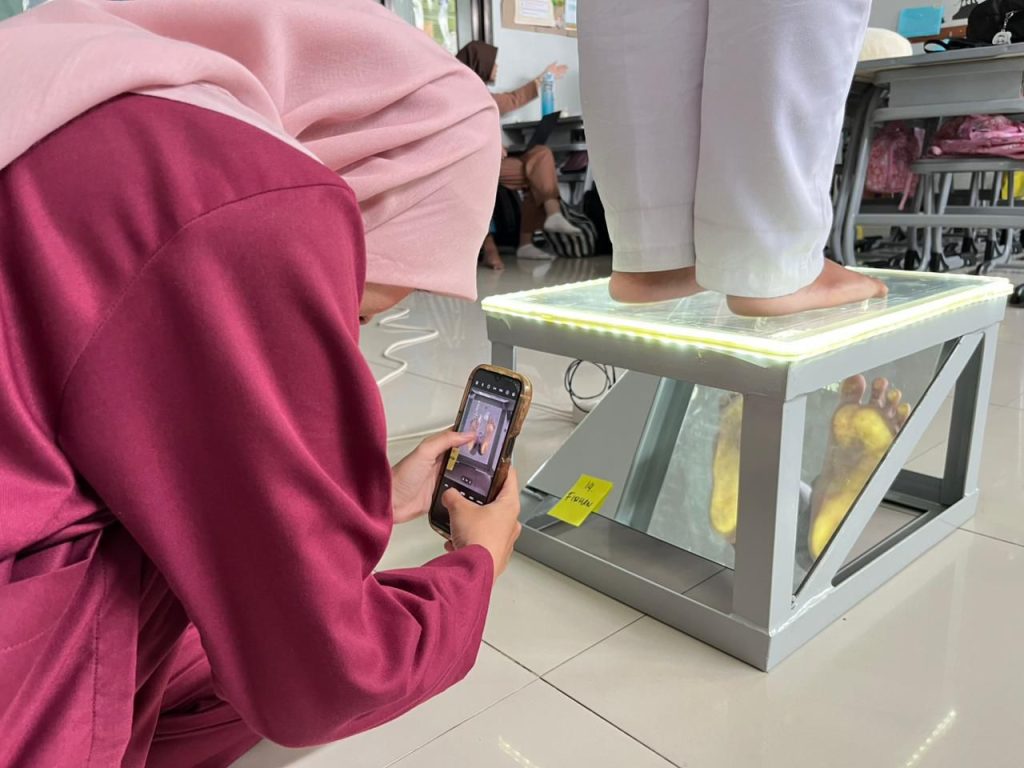 Paten! Dosen Fisioterapi UMS Kembangkan Prototipe Alat Ukur Arkus Kaki Anak