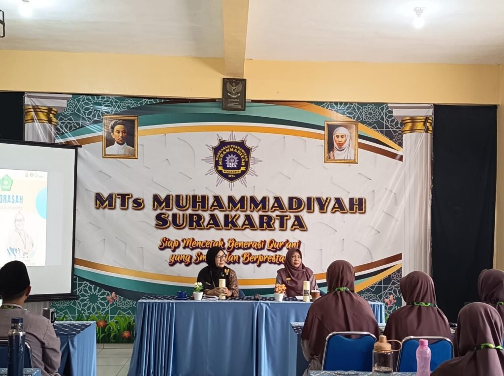 Guru MTs Muhammadiyah Solo Ikuti Pembinaan Kurikulum Berbasis Cinta dari Pengawas Madrasah
