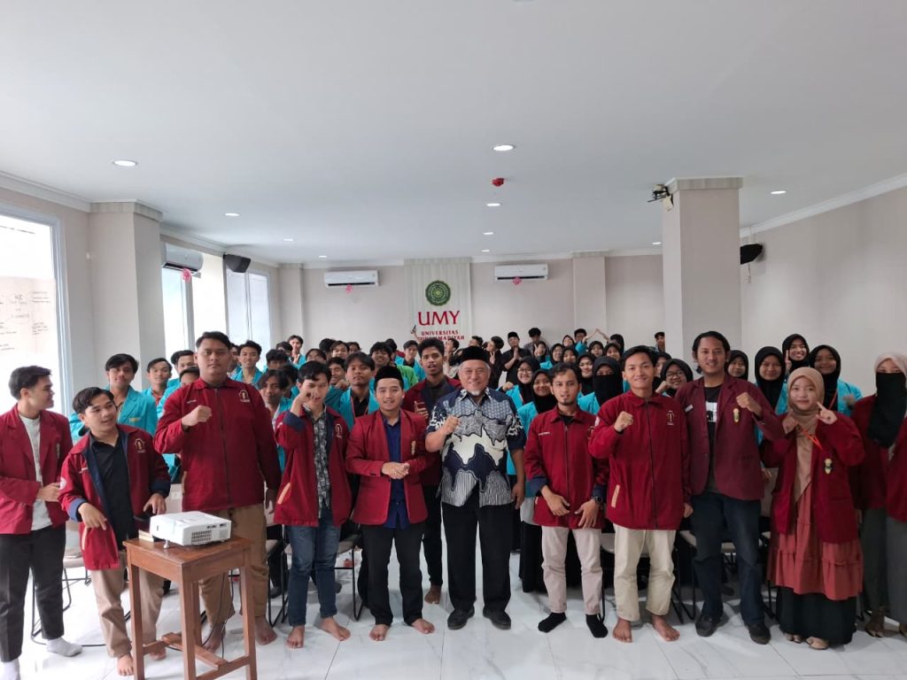 Pimpinan Komisariat (PK) Ikatan Mahasiswa Muhammadiyah (IMM) Hajjah Nuriyah Shabran Universitas Muhammadiyah Surakarta (UMS) resmi menutup kegiatan Darul Arqam Dasar (DAD) IMM pada Rabu (12/11/2025). Kegiatan yang berlangsung sejak Minggu (9/11/2025) tersebut digelar di Aula Prof. Yunahar Ilyas, Tabligh Institute Muhammadiyah Yogyakarta.