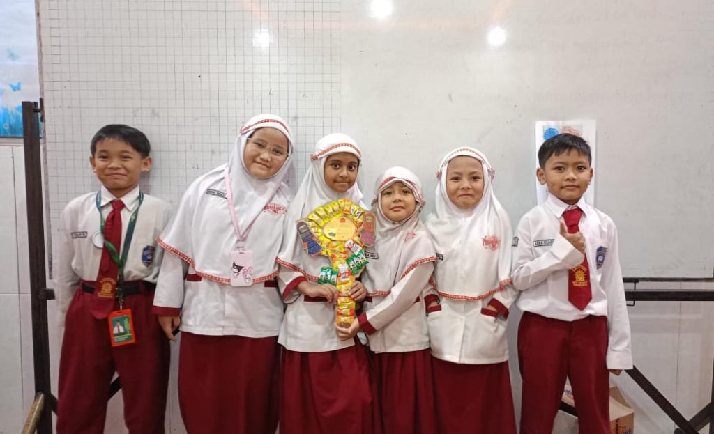 Sebanyak 83 murid kelas II SD Muhammadiyah Program Khusus (PK) Kottabarat Solo membuat karya seni kriya dekoratif berupa buket permen untuk memperingati Hari Guru Nasional (HGN), Selasa (25/11/2025).