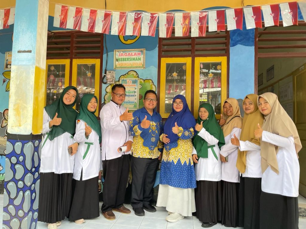 Tim Pengabdian kepada Masyarakat dari Prodi Pendidikan Akuntansi Fakultas Keguruan dan Ilmu Pendidikan (FKIP) dan Prodi Psikologi, Universitas Muhammadiyah Surakarta (UMS) melaksanakan kegiatan Focus Group Discussion (FGD) dan pendampingan implementasi strategi TABANA (Tabung Kebaikan Anak) sebagai upaya menekan perilaku bullying dan menumbuhkan disiplin positif di lingkungan sekolah Muhammadiyah Boyolali.