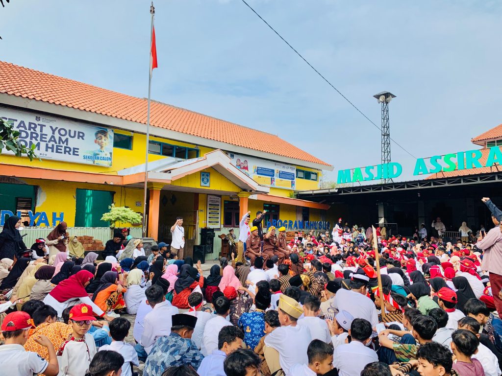 SD Muhammadiyah Program Khusus (PK) Banyudono Boyolali menggelar kegiatan inspiratif bertajuk “Ngopi” (Ngobrol Pahlawan Indonesia) di halaman sekolah pada Senin, (10/11/2025).