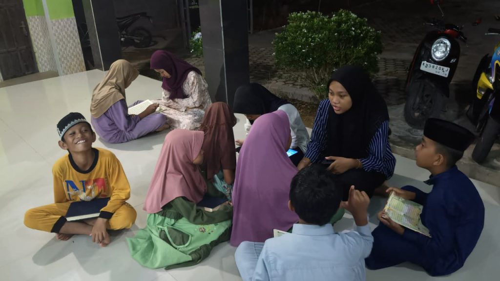 Masyarakat di kawasan transmigrasi daerah 3T, tepatnya di Desa Turan Amis, Kecamatan Raren Batuah, Kabupaten Barito Timur, Kalimantan Tengah, terus menunjukkan semangat keagamaan dengan menggelar pengajian rutin setiap Senin. Sejak sore, warga dari berbagai usia sudah memenuhi mushala desa sambil membawa Al-Qur’an dan kitab pegangan.