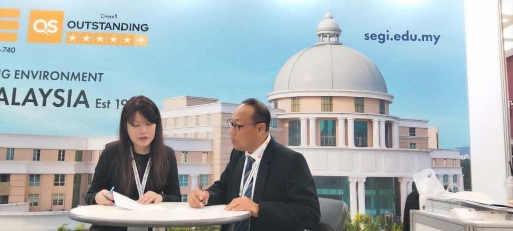 Universitas Muhammadiyah Surakarta (UMS) dan SEGi University and Colleges, Malaysia, menandatangani nota kesepahaman (MoU) untuk memperkuat kemitraan akademik lintas negara.