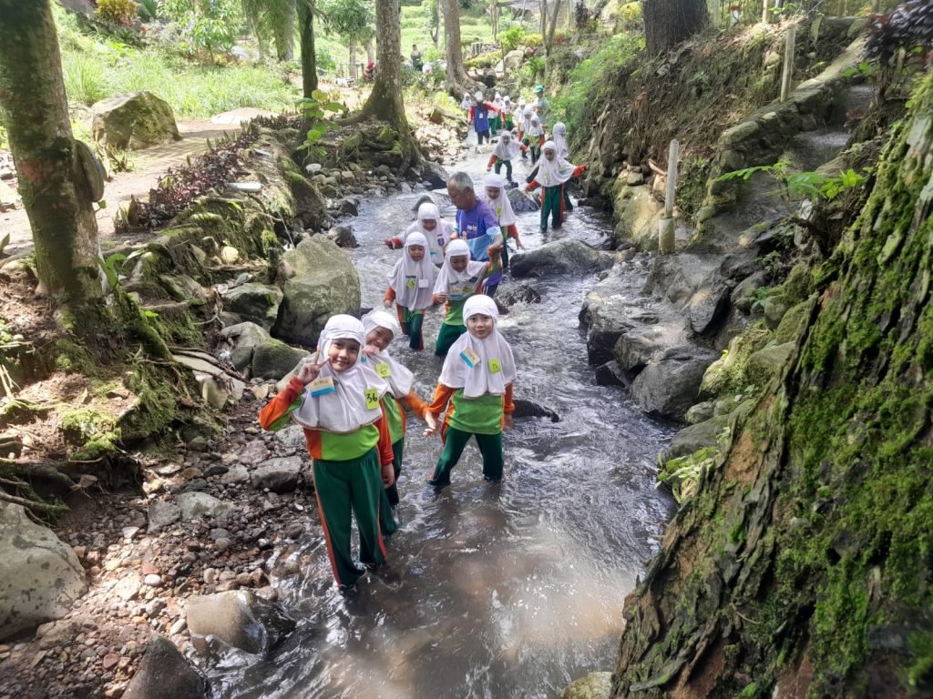 Sebanyak 224 siswa SD Muhammadiyah 1 Solo antusias mengikuti kegiatan outing class (kegiatan belajar luar ruangan) di Agrowisata Amanah di Kabupaten Karanganyar, Rabu (19/11/2025). Tahun ini Muhammadiyah mengangkat tema “Memajukan Kesejahteraan Bangsa”.