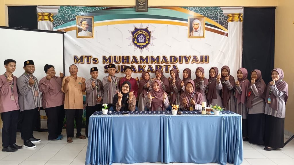 MTs Muhammadiyah Solo mendapat pembinaan pembinaan Kurikulum Berbasis Cinta (KBC) yang dilaksanakan di ruang meeting kampus 1, Kamis (6/11/2025). Kegiatan memperkuat karakter peserta didik, guru dan tenaga kependidikan ini mengundang pengawas madrasah, Sri Hartati.