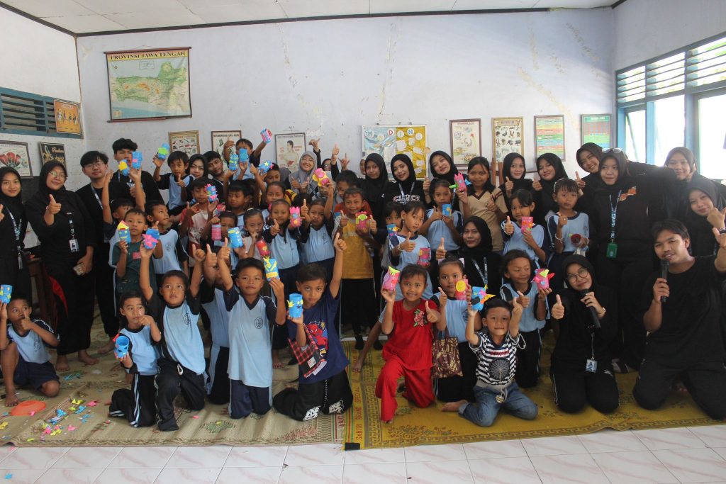 Himpunan Mahasiswa Program Studi Pendidikan Bahasa dan Sastra Indonesia (HMP PBSI) Fakultas Keguruan dan Ilmu Pendidikan Universitas Muhammadiyah Surakarta (FKIP UMS) melaksanakan program pengabdian masyarakat bertajuk “BacaKuy Kendel: Membangun Budaya Literasi melalui Taman Baca dan Perpustakaan Keliling.”