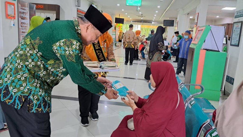 RS PKU Muhammadiyah Solo menggelar rangkaian kegiatan sebagai bentuk rasa syukur dan wujud kepedulian kepada pasien serta pengunjung rumah sakit. Pada momen yang juga memperingati milad ke-98 RS tersebut, manajemen membagikan lebih dari 400 souvenir kepada pasien rawat inap, pasien Hemodialisa (HD), pasien kemoterapi, serta pengunjung rawat jalan.