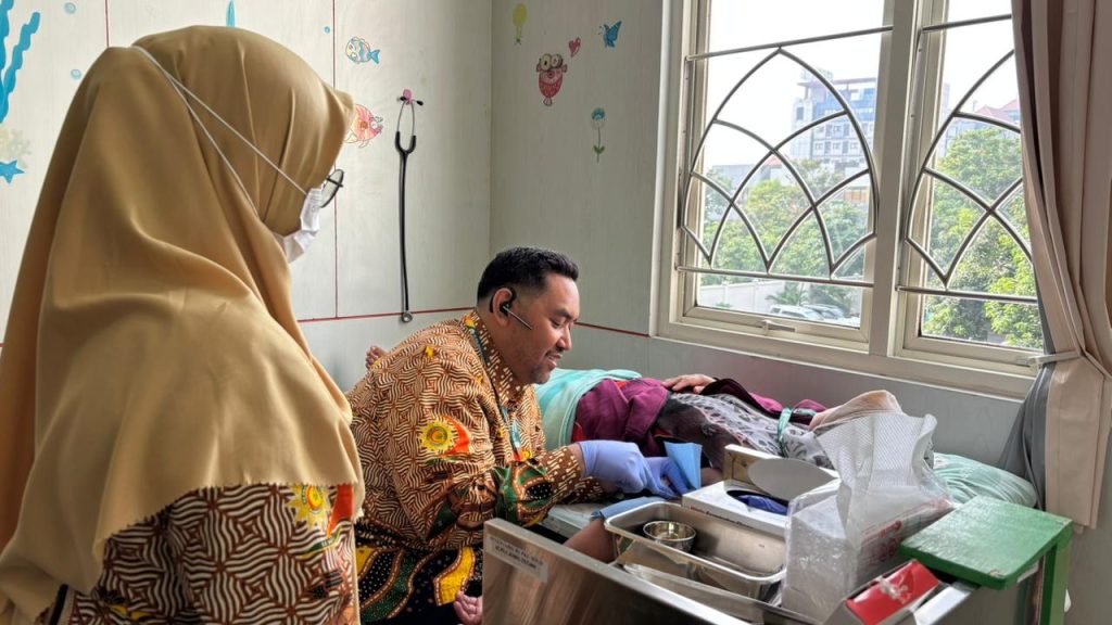 RS PKU Muhammadiyah Solo bekerja sama dengan Dinas P3AP2KB Kota Solo dan PKK Kota Solo menyelenggarakan kegiatan Safari KB dalam rangka Milad ke-98 RS, Jumat (21/11/2025). Kegiatan yang dilaksanakan di Poliklinik Gedung C RS PKU Muhammadiyah Solo ini diikuti 49 peserta KB, terdiri dari 30 akseptor IUD dan 19 akseptor implant, seluruhnya berasal dari masyarakat yang berdomisili di Solo.