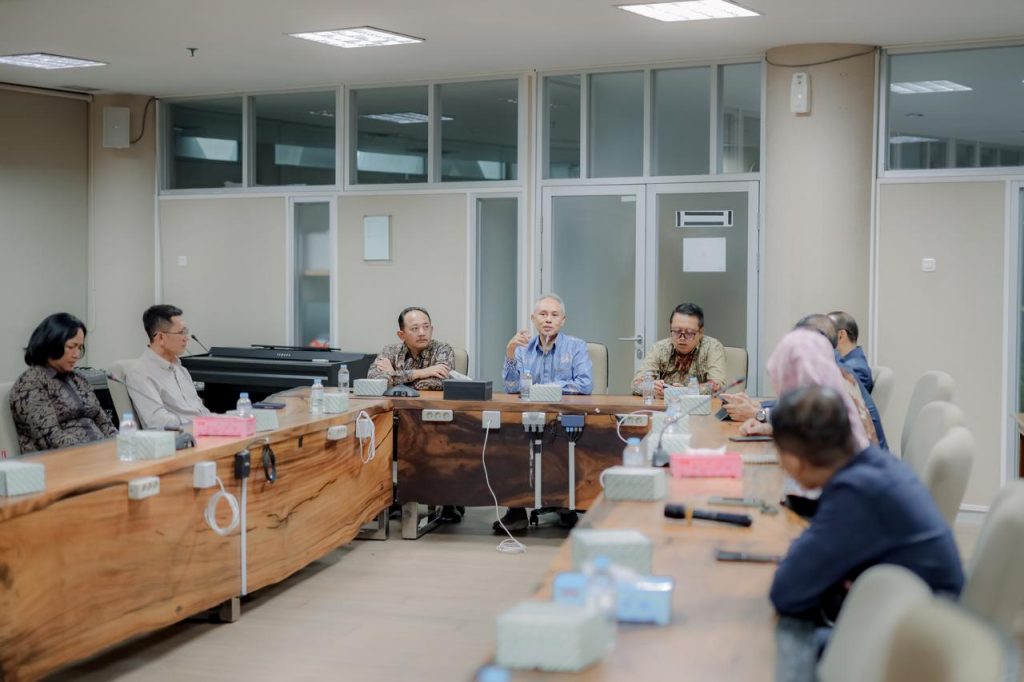 Universitas Muhammadiyah Surakarta (UMS) menandatangani nota kesepahaman dengan Pemerintah Kabupaten Karanganyar. Langkah ini menjadi upaya menggali potensi daerah secara lebih maksimal melalui catur dharma perguruan tinggi.