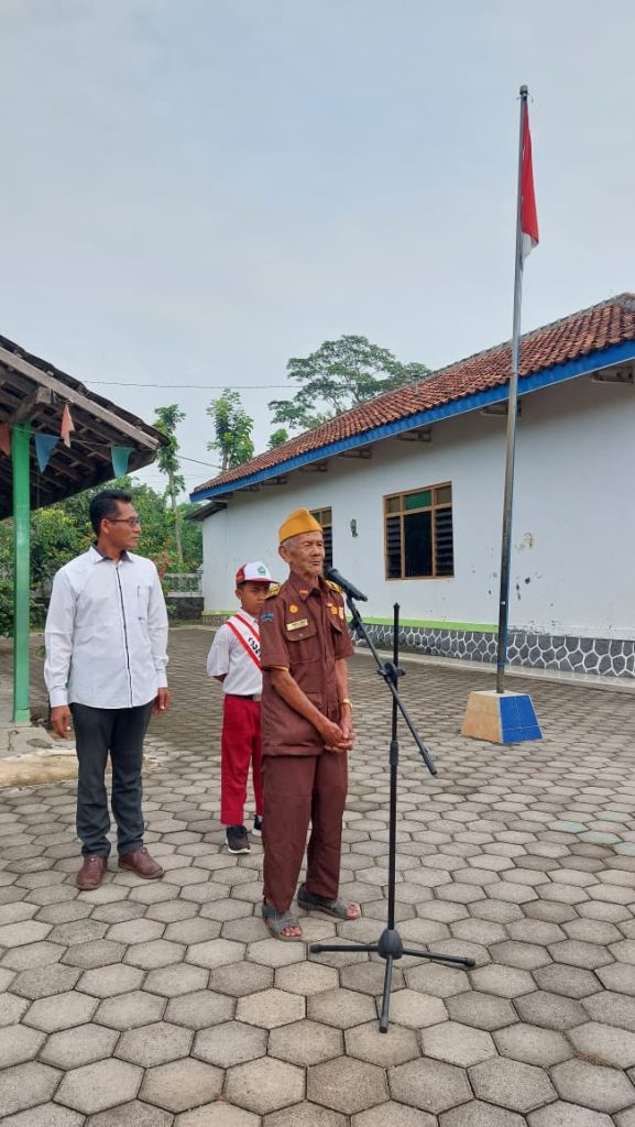Madrasah Ibtidaiyah Muhammadiyah (MIM) Glintang, Sambi menggelar upacara memperingati Hari Pahlawan di halaman sekolah, Senin (10/11/2025). Yang istimewa, upacara kali ini dipimpin seorang veteran pejuang kemerdekaan, Mariono Al Samsuri, yang berusia 99 tahun.