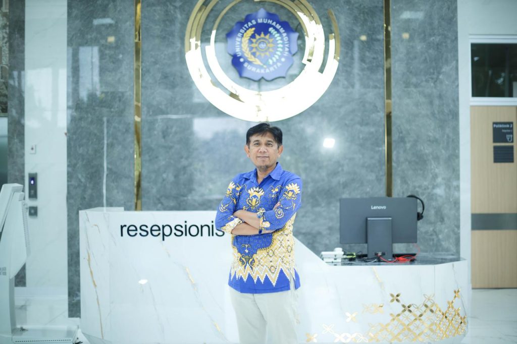 Universitas Muhammadiyah Surakarta (UMS) menegaskan komitmennya untuk terus berkontribusi dalam peningkatan derajat kesehatan masyarakat Indonesia. Hal ini disampaikan Direktur Rumah Sakit Rumah Sakit AR Fachruddin UMS, Prof. Em Sutrisna, dalam momentum Hari Kesehatan Nasional (HKN) ke-61.