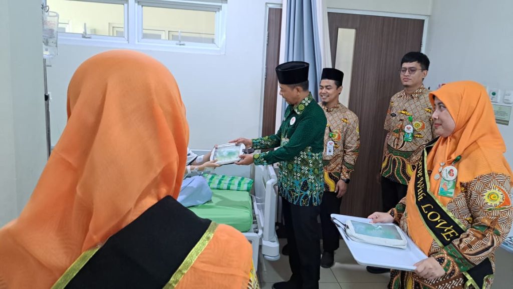 RS PKU Muhammadiyah Solo Rayakan Milad ke-98 dengan Berbagi Souvenir dan Apel