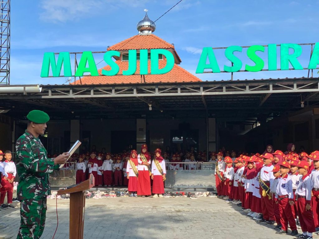SD Muhammadiyah PK Banyudono melaksanakan upacara bendera pada Senin (3/11/2025) dengan pembina upacara Serka Muhammad Wazin dari Koramil Banyudono. Kegiatan dalam rangka menanamkan nilai-nilai patriotisme dan kedisiplinan kepada peserta didik,. Wazin hadir bersama Sertu Syamsudin Anwar yang turut mendampingi kegiatan tersebut.