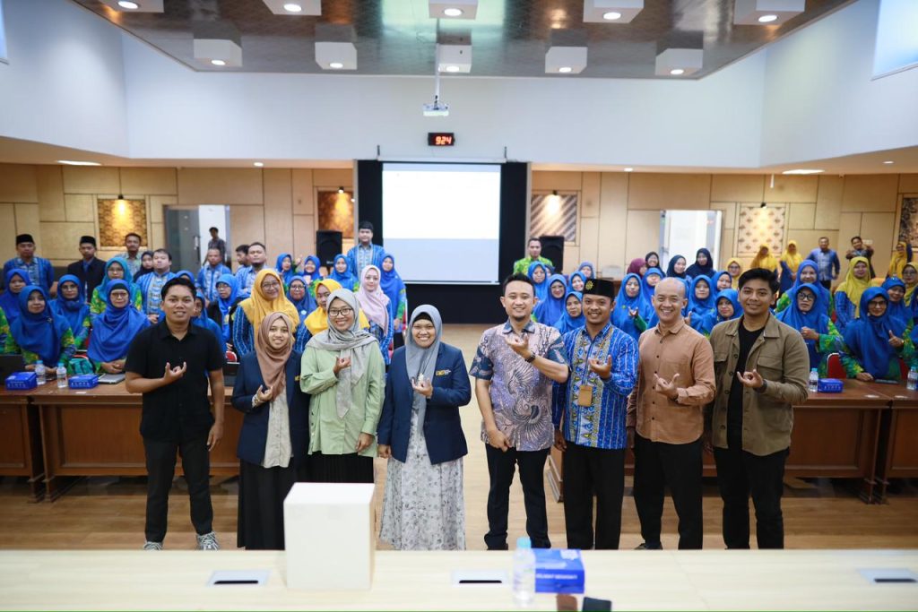Tim peneliti dari Universitas Muhammadiyah Surakarta (UMS) menggelar pelatihan media sosial dan uji coba realitas virtual aplikasi Clean Up, Sabtu (1/11/2025), di Ruang Seminar Gedung Pascasarjana UMS.