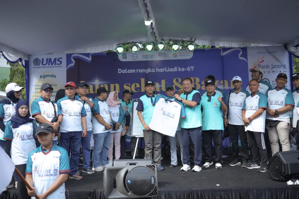 Ikatan Keluarga Alumni Universitas Muhammadiyah Surakarta (IKA UMS) resmi meluncurkan gerakan bertajuk “UMS Melangkah Berdampak”. Soft launching gerakan ini berlangsung bersamaan dengan kegiatan Jalan Sehat Hari Jadi ke-67 UMS yang berakhir di Fakultas Kedokteran, Kampus 4, UMS, Minggu (2/11/2025) .