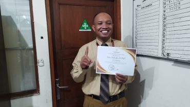 Pejabat Humas SD Muhammadiyah 1 Solo Raih Penghargaan di Hari Wayang