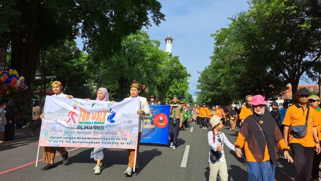 Ribuan karyawan beserta keluarga RS PKU Muhammadiyah Solo memeriahkan kegiatan Fun Walk “Sehat, Kompak, Penuh Warna” pada Minggu (16/11/2025) dalam rangka memperingati Milad ke-113 Muhammadiyah dan Milad ke-98 RS PKU Muhammadiyah Solo.
