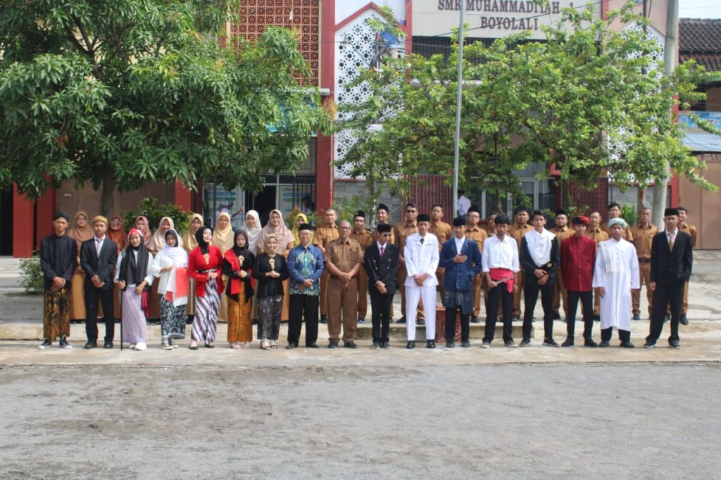 SMK Muhammadiyah 1 Boyolali menggelar upacara bendera dengan penuh khidmat di halaman sekolah untuk memperingati Hari Pahlawan. Kegiatan ini menjadi momen reflektif untuk mengenang jasa para pahlawan dan menumbuhkan semangat juang di kalangan pelajar Muhammadiyah.