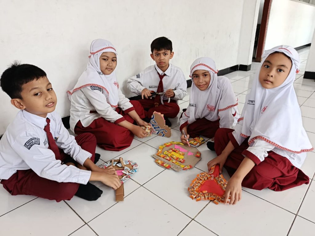 Peringati Hari Guru Nasional, Murid SD Muhammadiyah PK Solo Bikin Seni Kriya Dekoratif