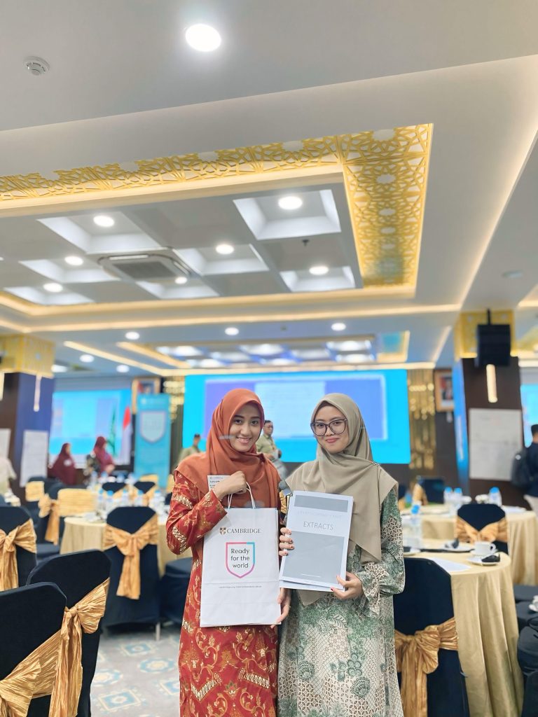 SD Muhammadiyah Program Khusus Banyudono kembali menunjukkan komitmennya dalam meningkatkan kualitas pendidikan dengan mengirimkan dua guru terbaiknya untuk mengikuti Cambridge Professional Learning Day yang digelar di SM Tower Malioboro, Yogyakarta. Guru yang diberangkatkan yaitu Iis Kurnia Yulianti dan Fajvinda Luthfi Susanto.