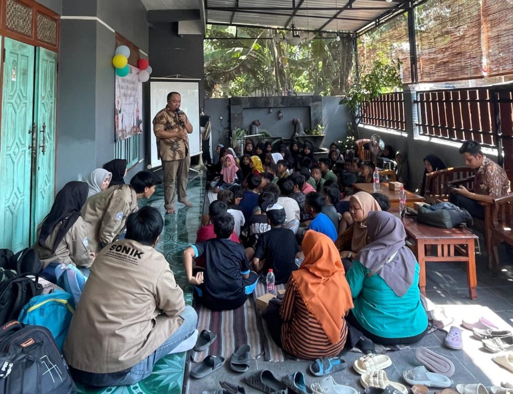 Seni dan Olahraga Fakultas Teknik (SONIK) Universitas Muhammadiyah Surakarta (UMS) mengadakan program sosialisasi tari daerah untuk memperkenalkan kembali nilai-nilai budaya tradisional melalui pendekatan yang menyenangkan dan relevan dengan dunia anak-anak khususnya di Desa Tlogorandu.