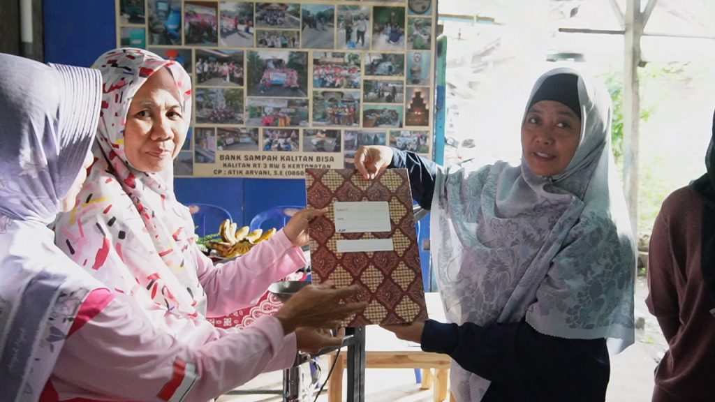 Tim Pengabdian Masyarakat Universitas Muhammadiyah Surakarta (UMS) melaksanakan kegiatan serah terima mesin dan diskusi evaluatif bersama pengurus Bank Sampah Kalitan Bisa, sebagai bagian dari rangkaian pendampingan program pengabdian masyarakat yang telah dilakukan sebelumnya.
