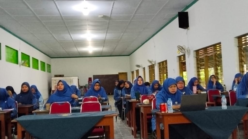 SMK Muhammadiyah 2 Klaten Utara menyelenggarakan Seminar dan In House Training (IHT) Pembelajaran Mendalam di Aula sekolah, Sabtu, (8/11/2025). Kegiatan dalam upaya meningkatkan kompetensi guru menghadapi tantangan pendidikan abad ke-21, diikuti seluruh guru dan tenaga kependidikan.