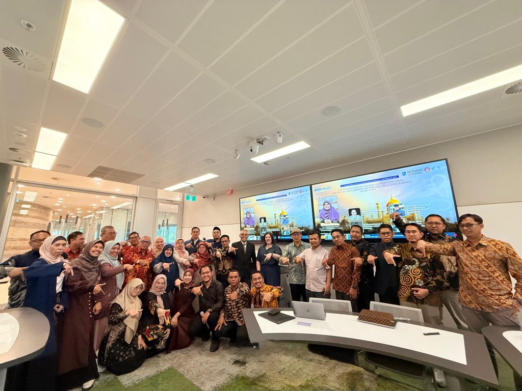 Rektor Universitas Muhammadiyah Surakarta (UMS), Prof. Harun Joko Prayitno, menegaskan pentingnya pendidikan bermutu, humanis dan deep learning pada gelaran The 11th Progressive and Fun Education (ProfunEdu 11th) International Conference yang diselenggarakan Selasa (25/11/2025) di Clayton Campus, Monash University, Australia.