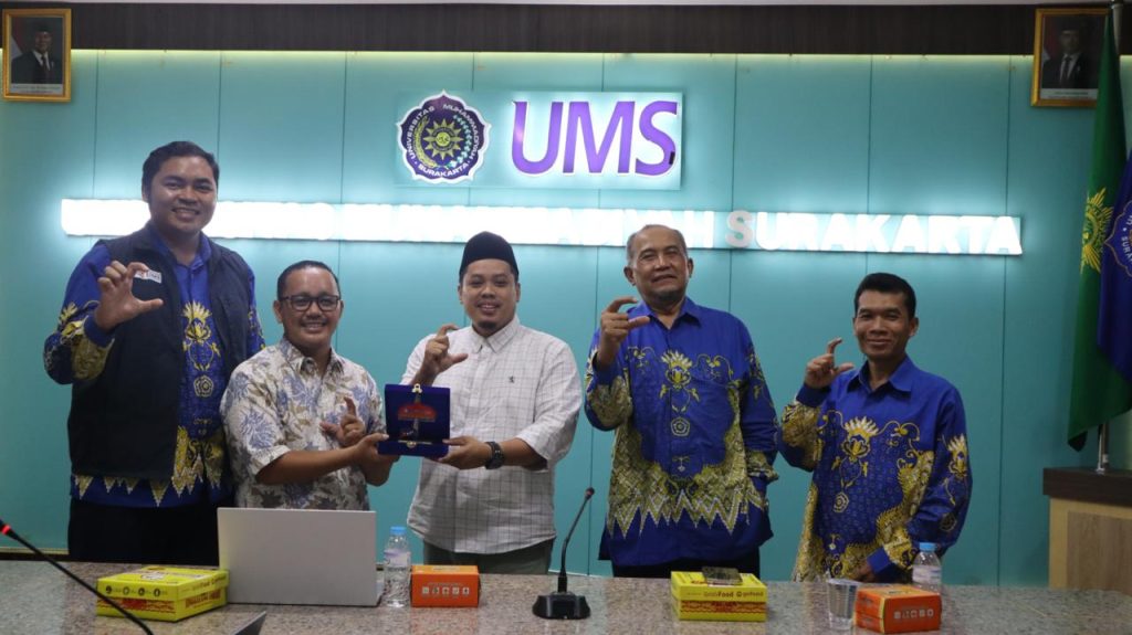 Universitas Muhammadiyah Palopo (UM Palopo) melakukan kunjungan study tiru ke Universitas Muhammadiyah Surakarta (UMS) pada Senin, (3/11/2025). Kegiatan yang berlangsung di Ruang Sidang Rektorat, Gedung Induk Siti Walidah UMS ini berfokus pada pengelolaan Pusat Karir dan Hubungan Alumni (PKHA).