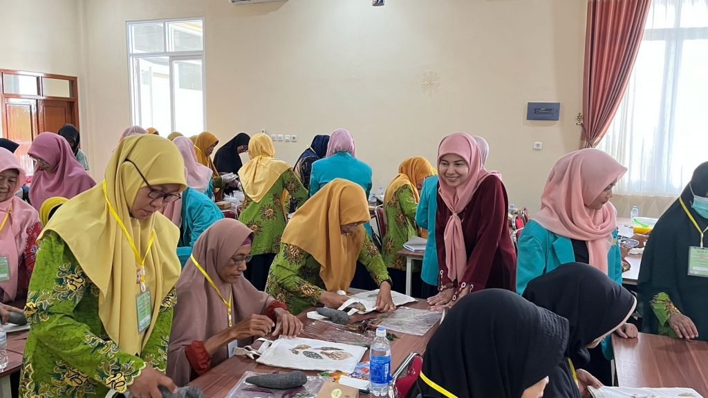 FT UMS Genjot UMKM Berkelanjutan Lewat Pelatihan Sabun Cuci dan Ecoprint