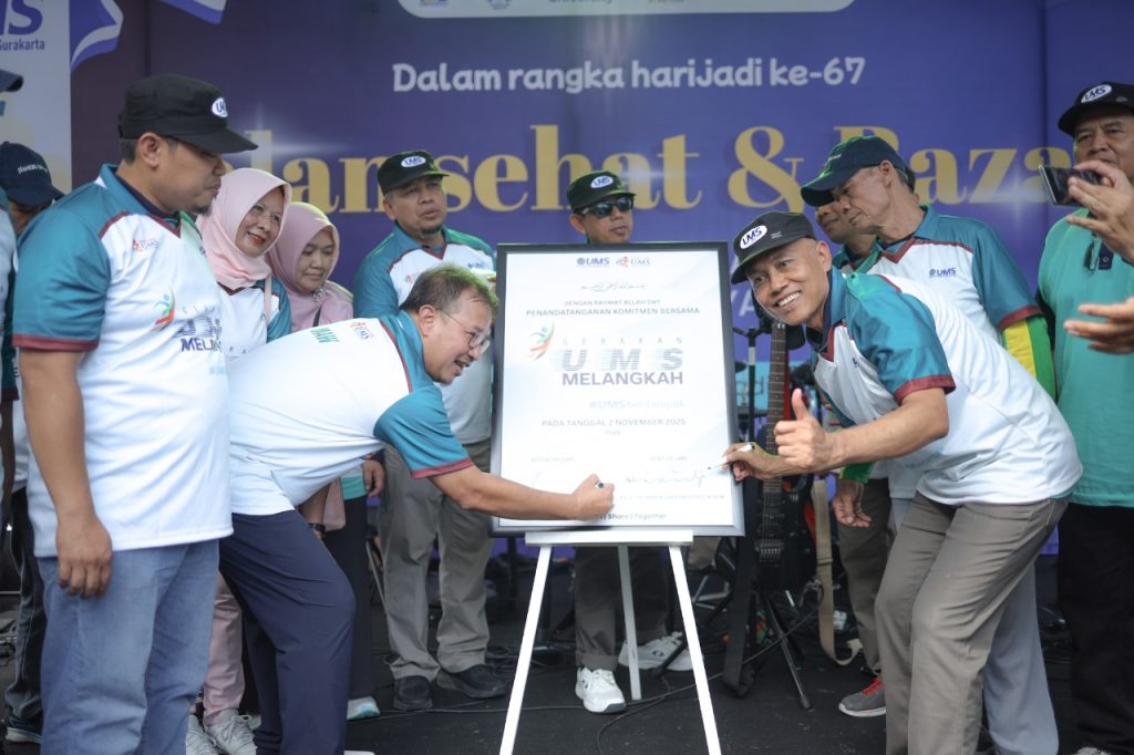 Universitas Muhammadiyah Surakarta (UMS) memeriahkan Hari Jadi ke-67 dengan menggelar kegiatan jalan sehat pada Minggu, (2/11/2025). Ribuan peserta terlihat antusias mengikuti kegiatan yang dimulai dari kawasan Edutorium UMS dan berakhir di Fakultas Kedokteran UMS.
