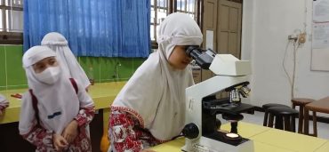 Siswa SD Muhammadiyah 1 Solo Praktik di Laboratorium PGSD UMS