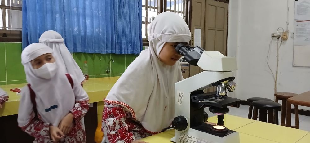 Siswa SD Muhammadiyah 1 Solo Praktik di Laboratorium PGSD UMS