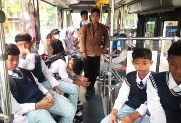 Siswa MTs Muhammadiyah Naik BST untuk Nonton Film “Cyber Bullying” di CGV Transmart